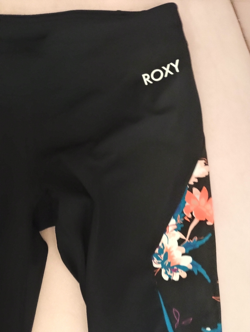 Roxy Take Me To The Beach Leggings in Black and Tropical Print - XL SPF Fabric - Picture 8 of 8